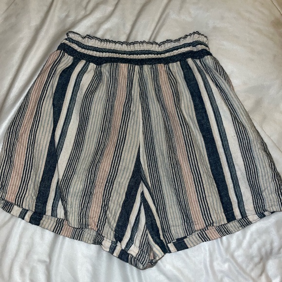 Selling these shorts! super cute and loose - Picture 2 of 2